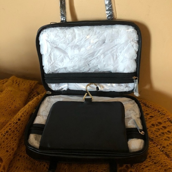 - 😊 !!NWT Victoria’s Secret cosmetics hanging bag - Picture 6 of 8